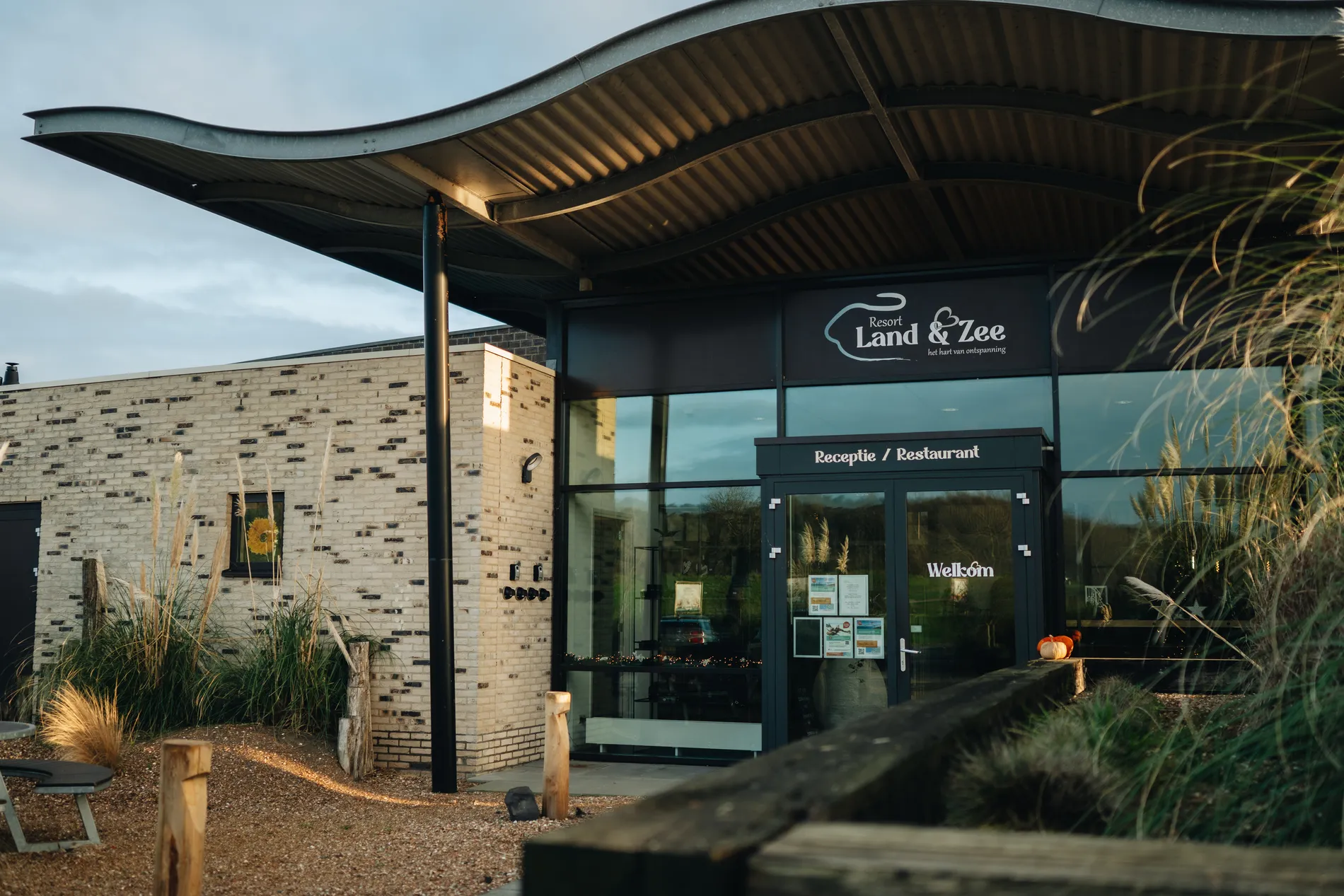 Hoofdingang en receptie van Resort Land & Zee in Zeeland