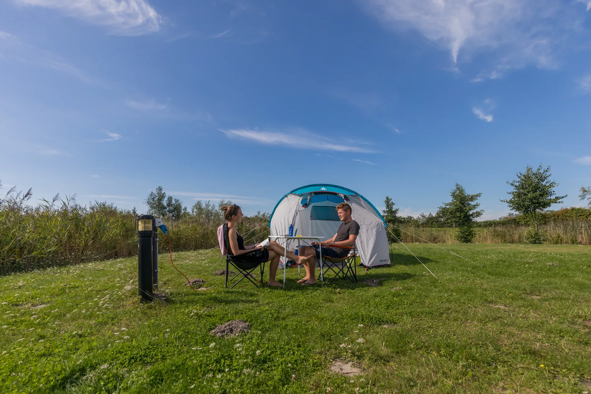 Uniek kampeer eiland omringd door water bij Resort Land & Zee nabij de Brouwersdam