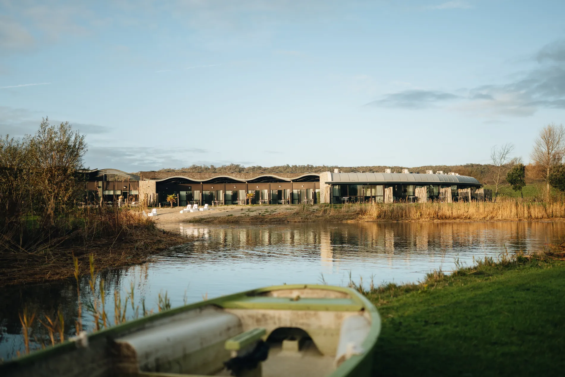Gezicht op Resort Land & Zee vanaf het water